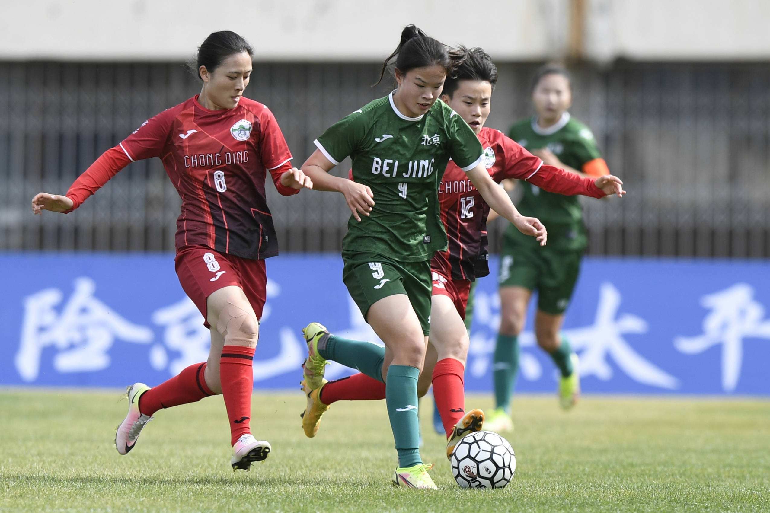 运动精神展现，女足运动员精神抖擞