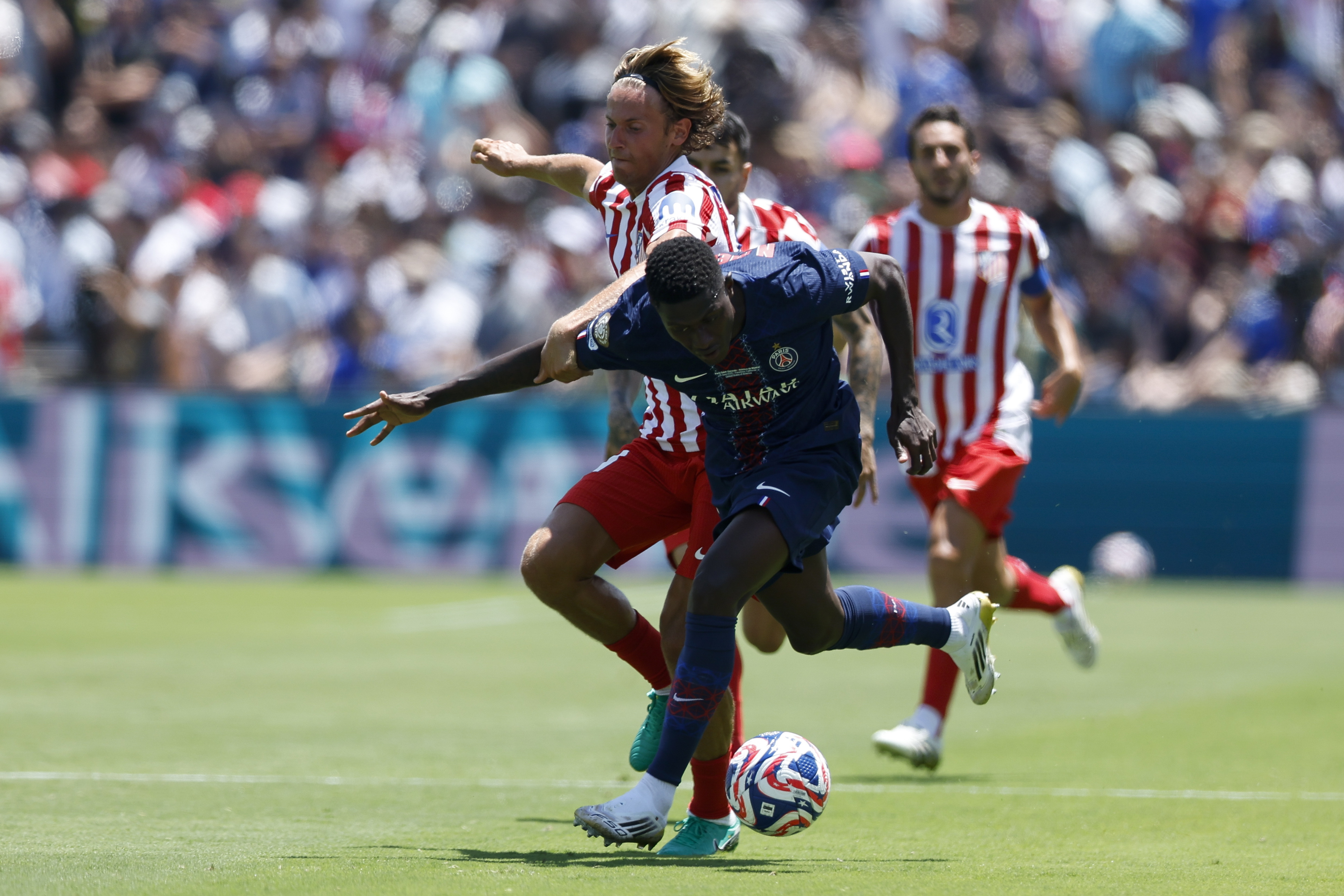 巴黎圣日耳曼击败马德里竞技,晋级四强 巴黎圣日耳曼击败马德里竞技,晋级四强