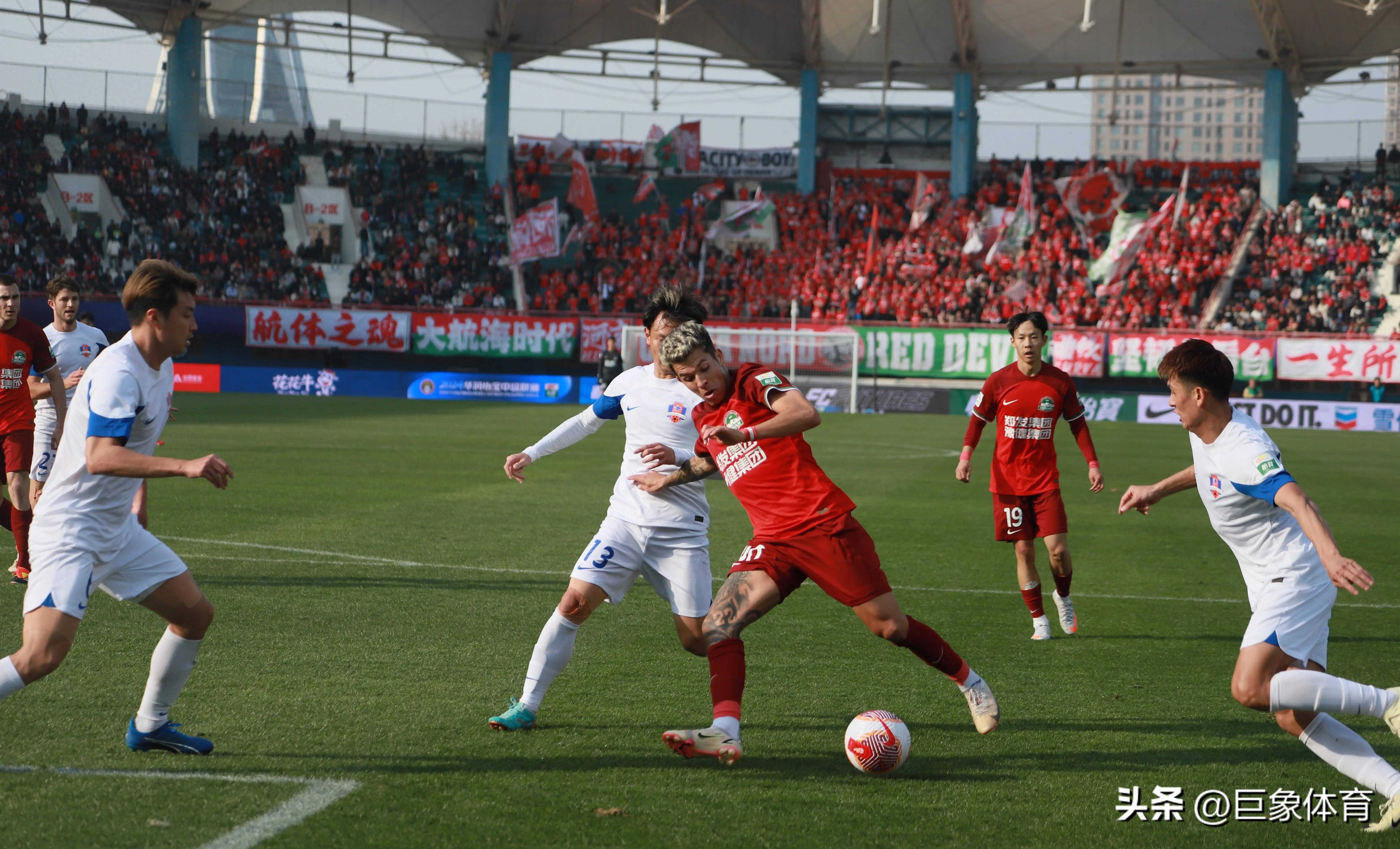 后场失误导致失球,球队讨论防守战术改进 后场失误导致失球,球队讨论防守战术改进