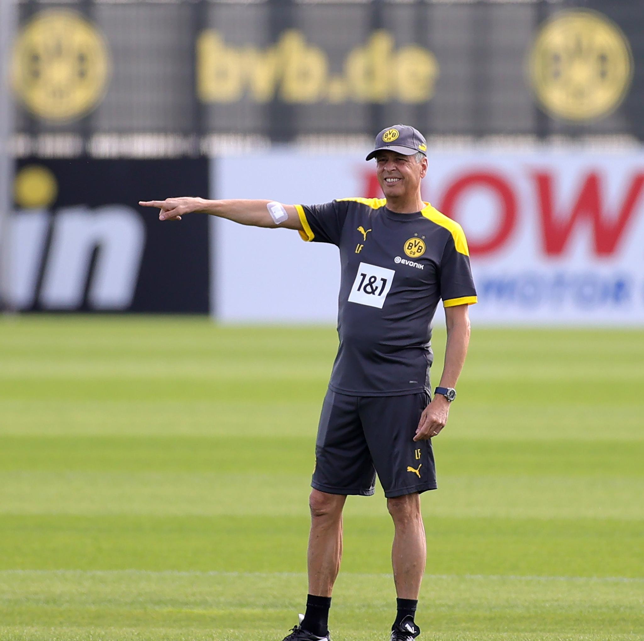 多特蒙德队员接受训练,备战近期的比赛 多特蒙德队员接受训练,备战近期的比赛