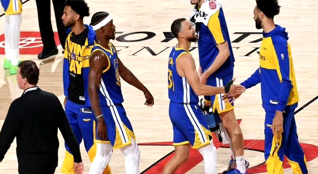 关于勇士中锋连续两场得分破，率队取胜的信息