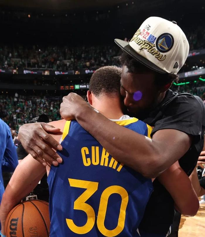 勇士赢得冠军，总决赛将上演巅峰对决