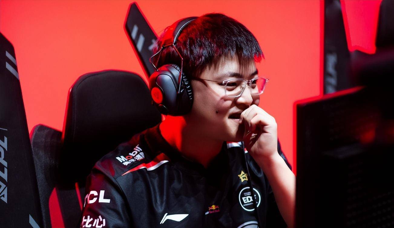 FLY力克BLG，Uzi打出惊人五杀半决赛3:0（釜山）