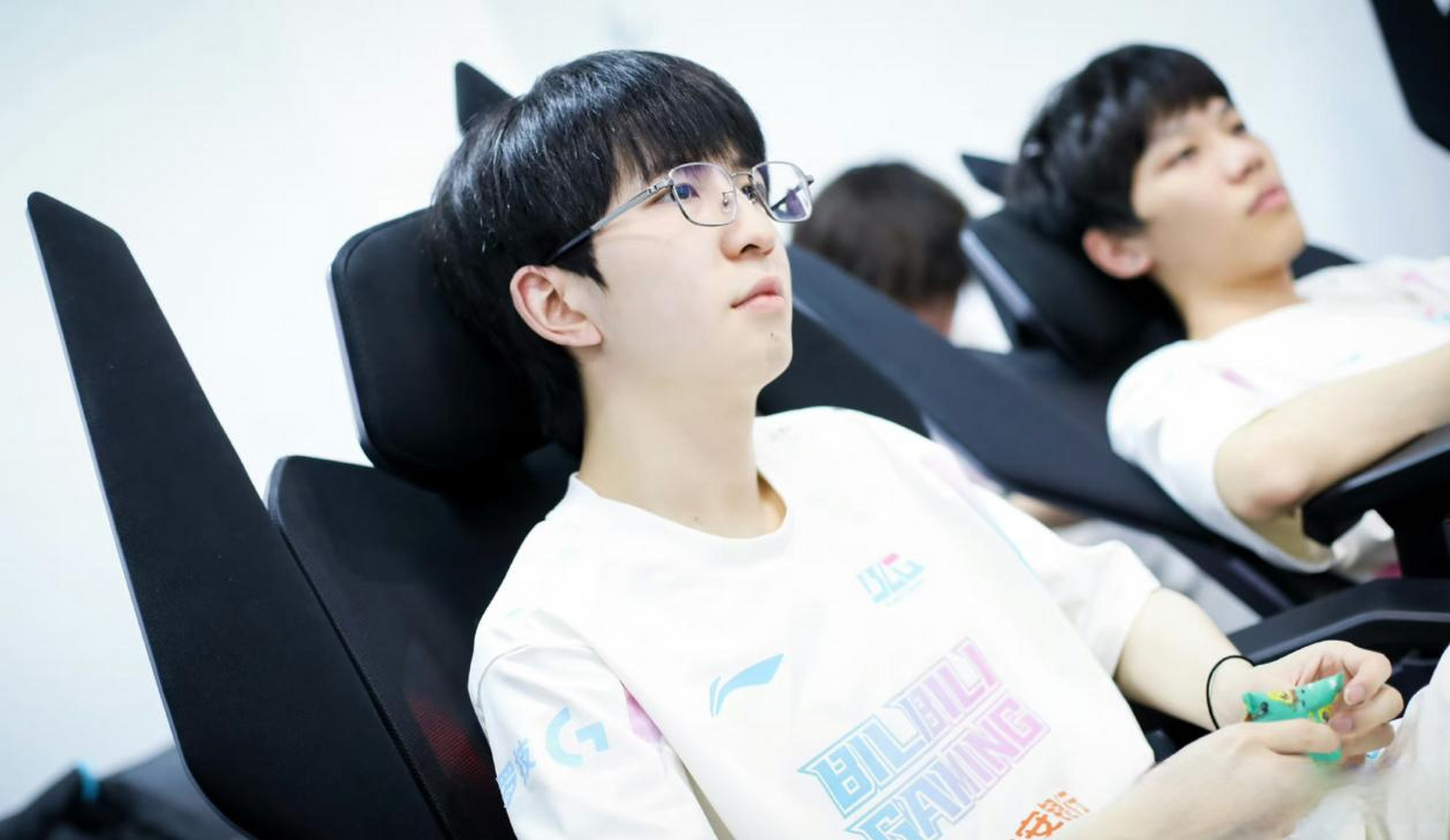 JDG横扫T1，Doinb团战一打五小组赛2:0（釜山）