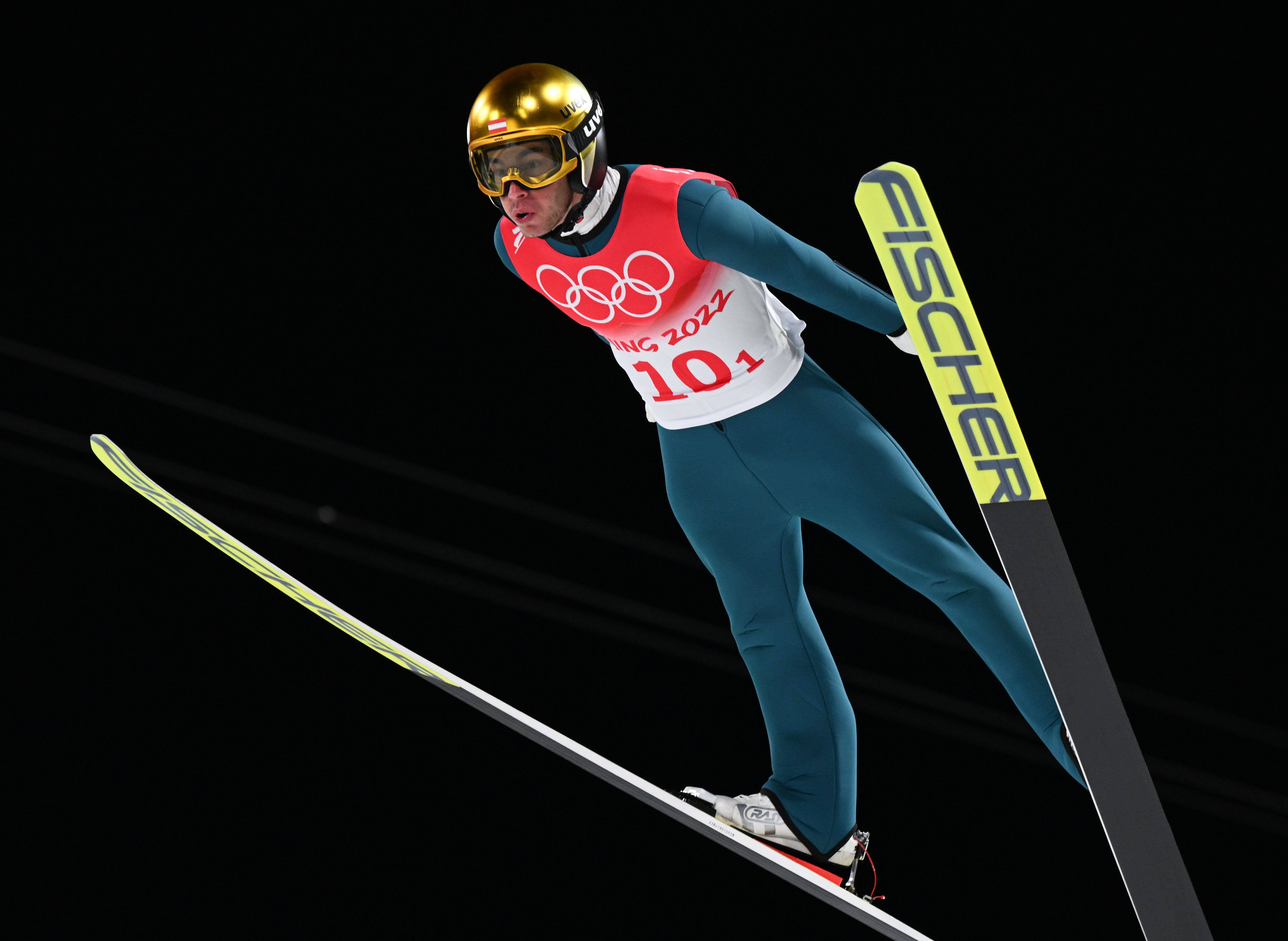 奥地利滑雪选手百折不挠，登上领奖台